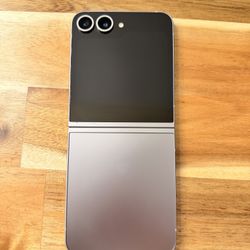 Samsung Galaxy Flip 6 256GB Att / Cricket Only ✅Like New ✅ Price Firm