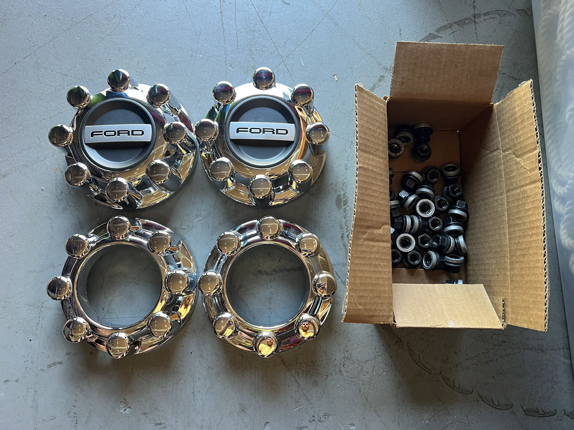 Brand New Ford Super Duty Center Caps And Lugs