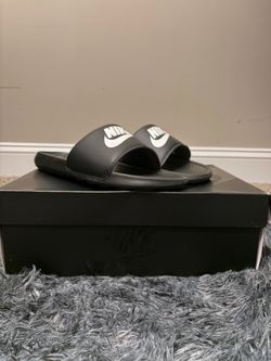 Size 9 Great condition slides (brand new)