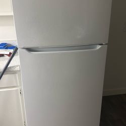 Frigidaire Refrigerator – Full Size Fridge Freezer, Clean & Reliable