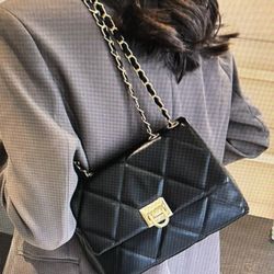 High-end shoulder bag with manidusity