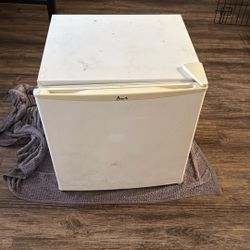 mini fridge 