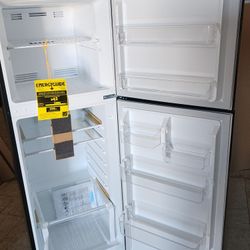 BRAND NEW Vissani
10.1 cu. ft. Top Freezer Refrigerator in Stainless Steel Garage Ready