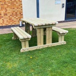 Walk-In Style Picnic Table