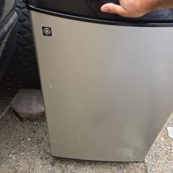  Mini Fridge  GE. Used And To Repair