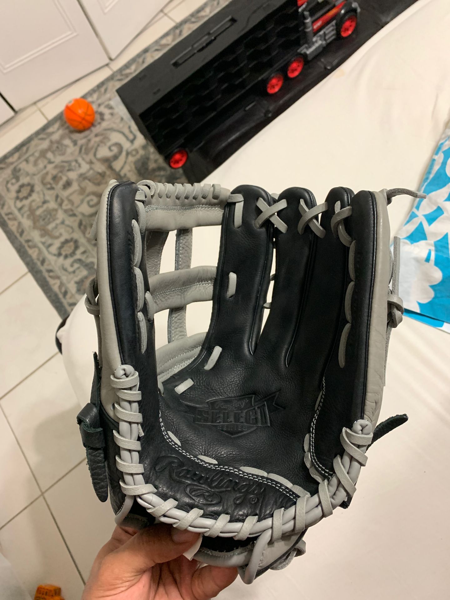 Rawlings right ball glove. new
