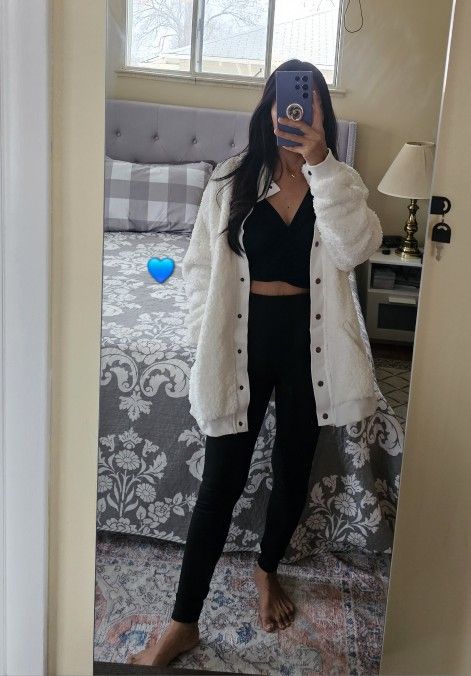 Sherpa Fleece Jacket Long Sleeves, With Pockets, White Brandnew, Size Xl
Soft and Warm perfect for Winter 

Model size: Small
If you like baggy looks 