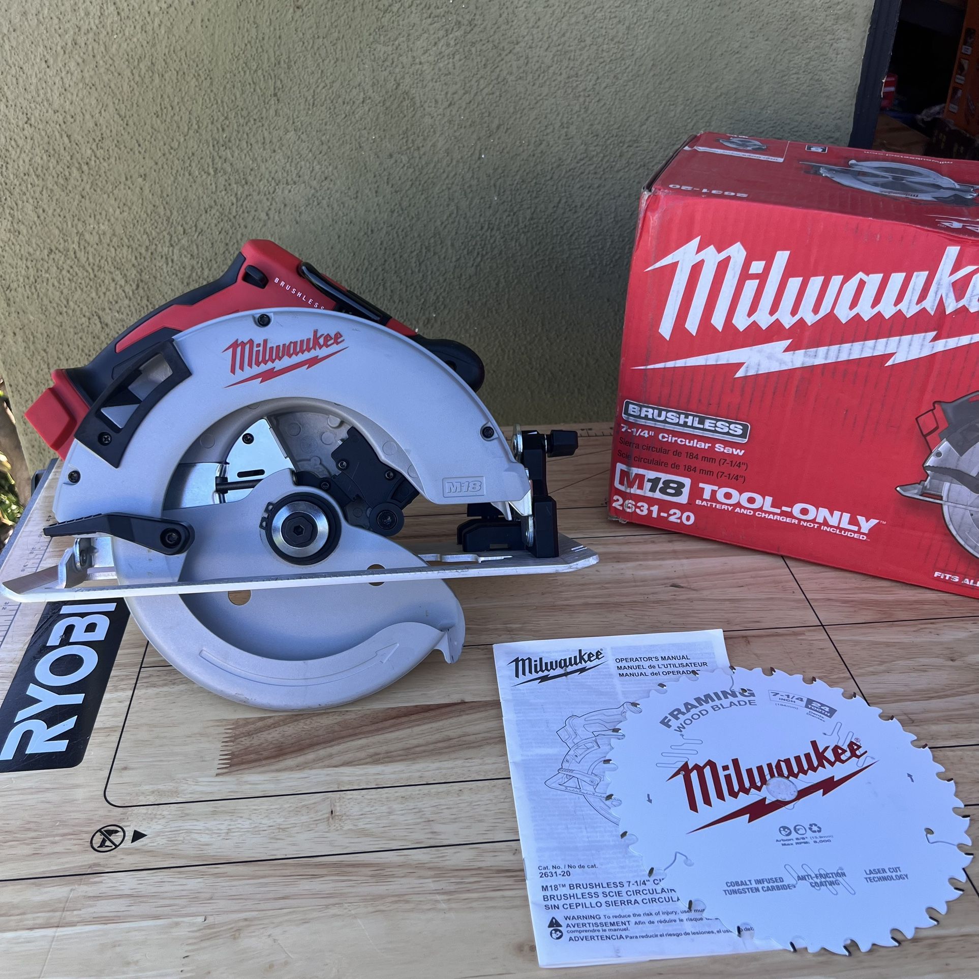 Milwaukee (2631-20) M18 18V Lithium-Ion Brushless Cordless 7-1/4 in. Circular Saw (Tool-Only)