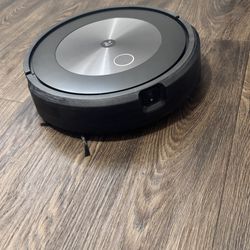 Roomba J7 (Like New Battery + Extras) – Works Great