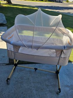 baby bassinet & bedside sleeper.