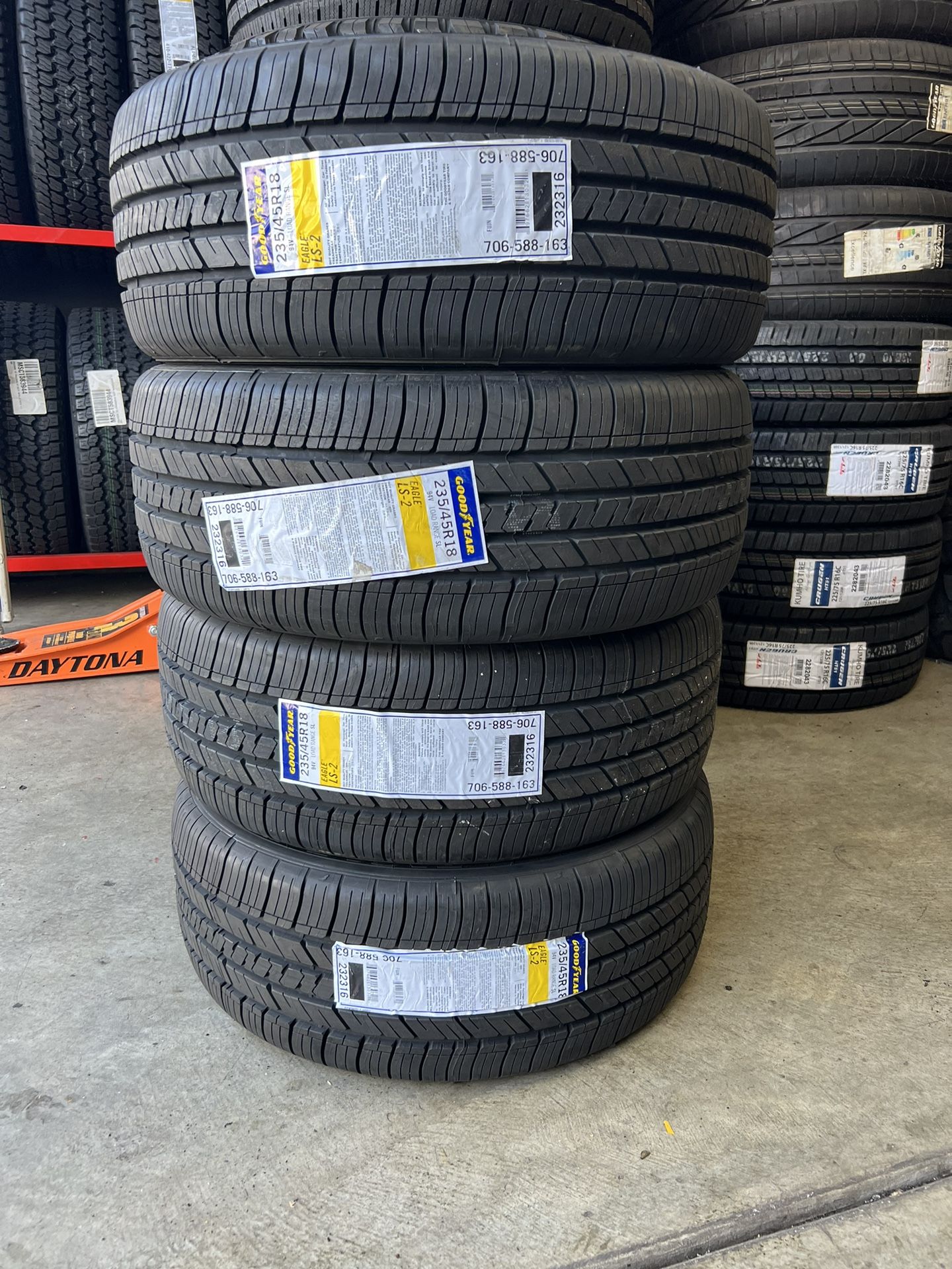235/45/18 Espesial de 4 llantas montadas  y balansiadas 4 tires mounted  and balance  Goodyear eagle LS-2 235-45-18 $550 warranty 65,000  millas