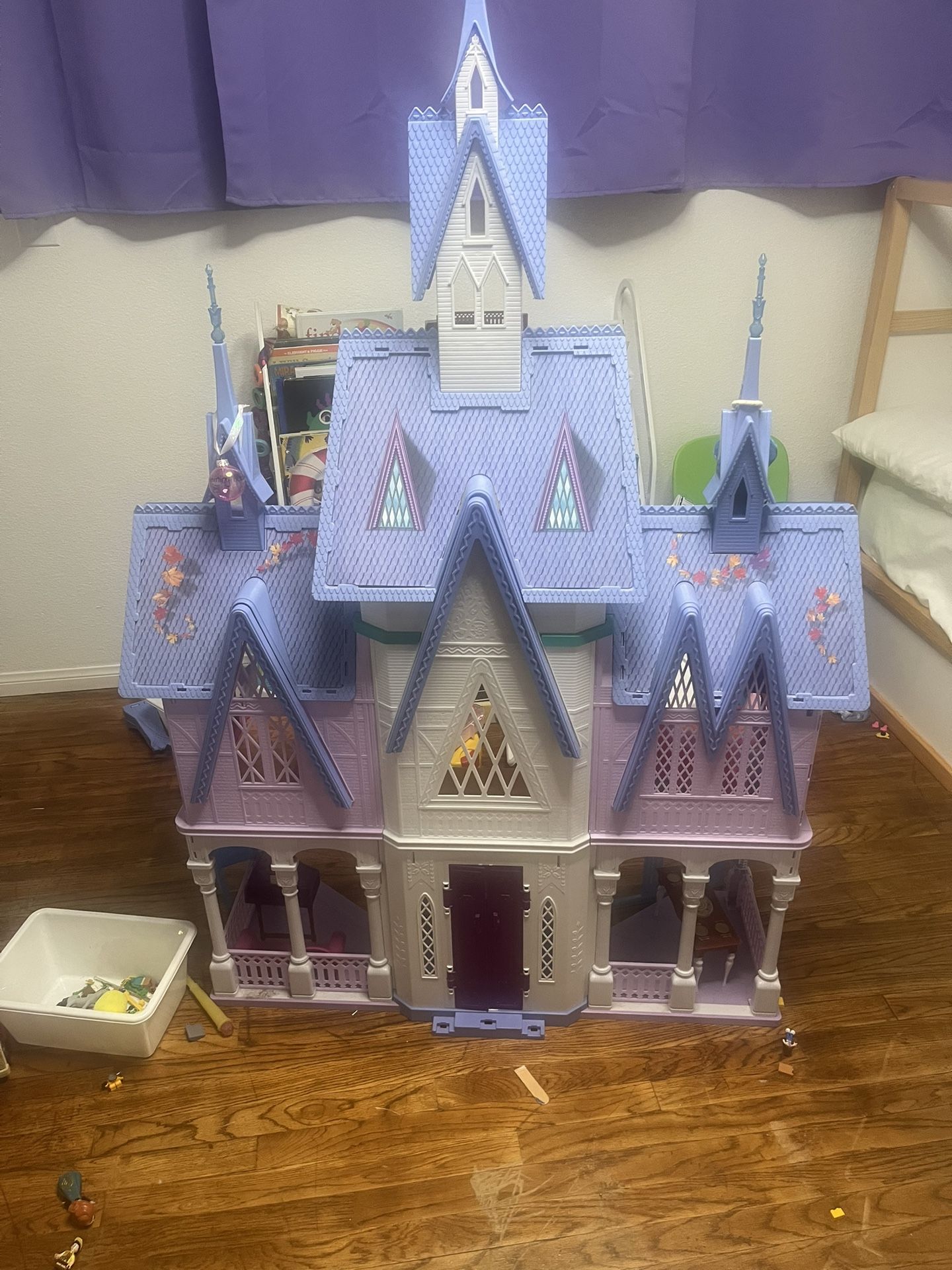 Frozen Dollhouse 