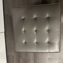 GREAT CONDITION GRAY LIVING ROOM OTTOMAN! MAKE AN OFFER!!