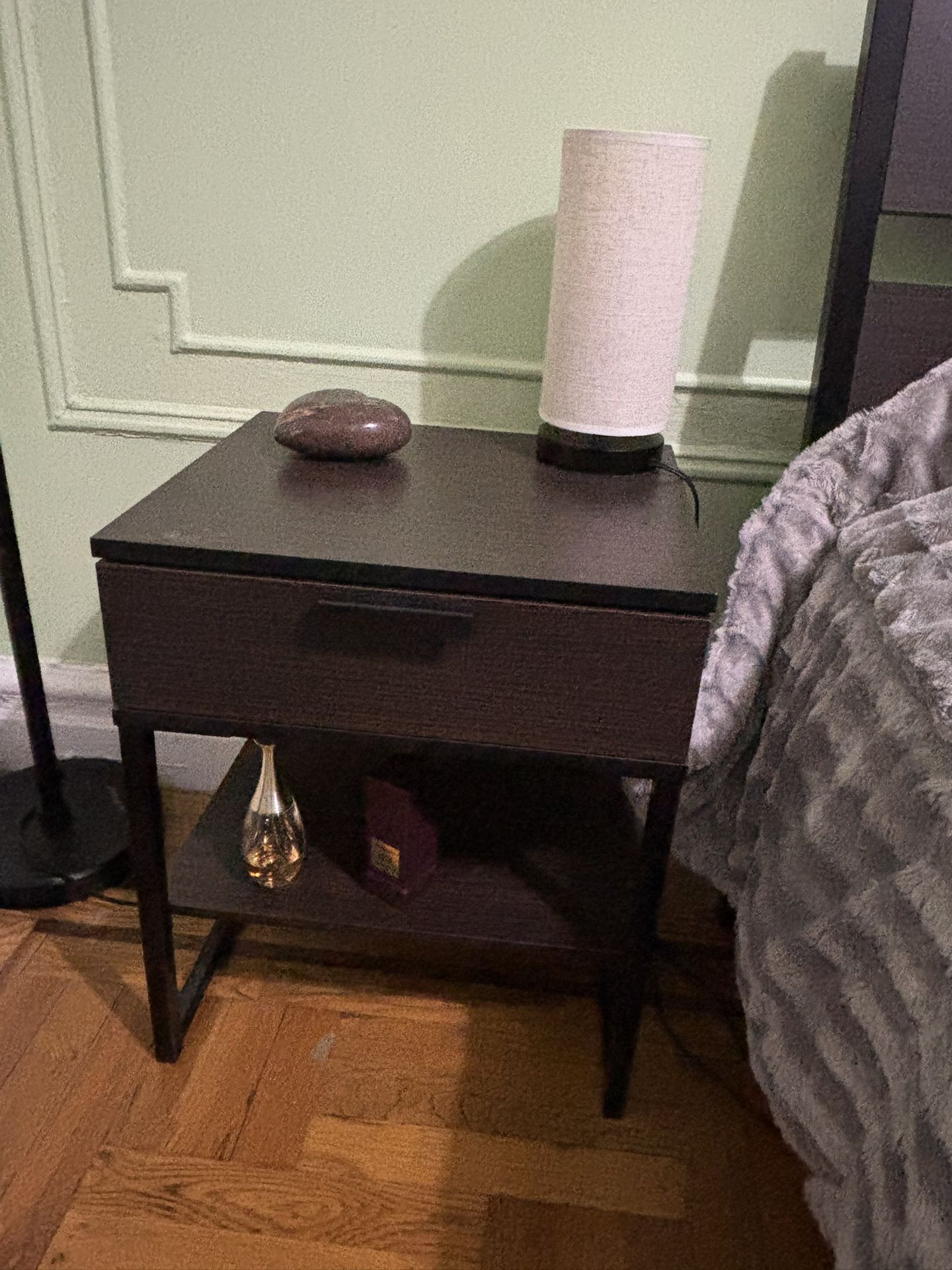 Selling Furniture In Good Condition: Queen Bed, Nightstand, Dresser, Chairs