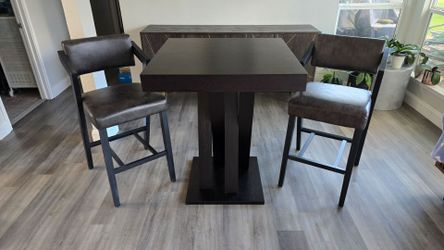 Bar hight table and 2 chairs