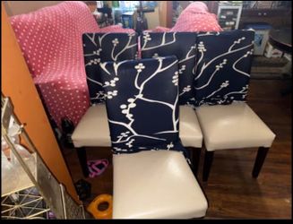 Table with ; chairs