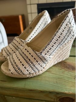 4 pairs of shoes wife did not ever wear boots and the other shoes like 2-3 times selling all
