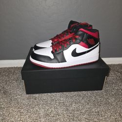 Air Jordan 1 Mid "Gym Red Black Toe"