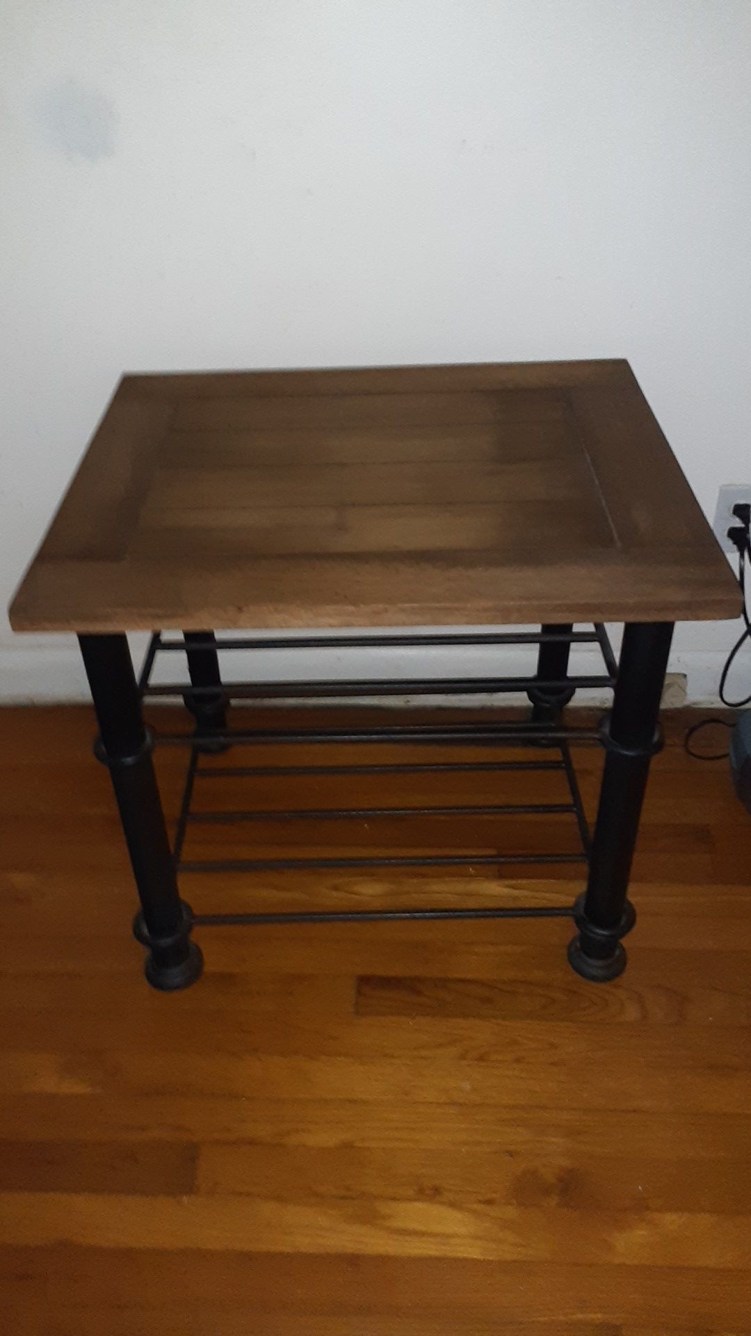 end table, very sturdy, great condition
