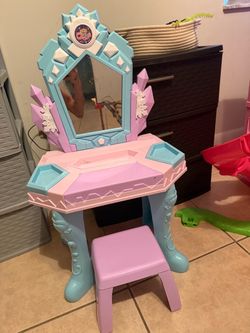 Frozen vanity for toddler