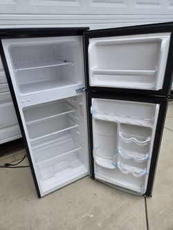 Magic Chef mini Fridge 44"H x 18"W