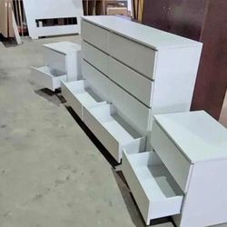 8- DRAWERS DRESSER AND TWO NIGHSTANDS 