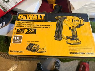 DeWalt 20V XR 18GA Brad Nailer Kit DCN680D1