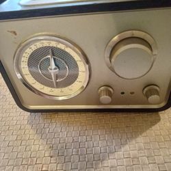 Crosley AM FM A U X Receiver Model CR 30038-bk