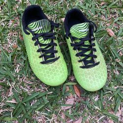 Childrens / Boys Size 12.5 Vicarious Soccer Cleats