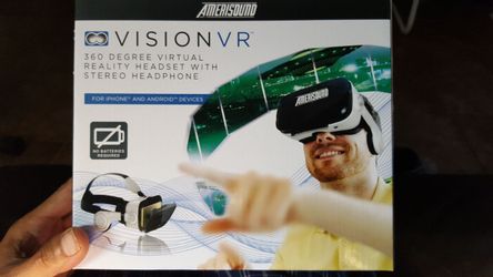 Virtual reality headset with stereo