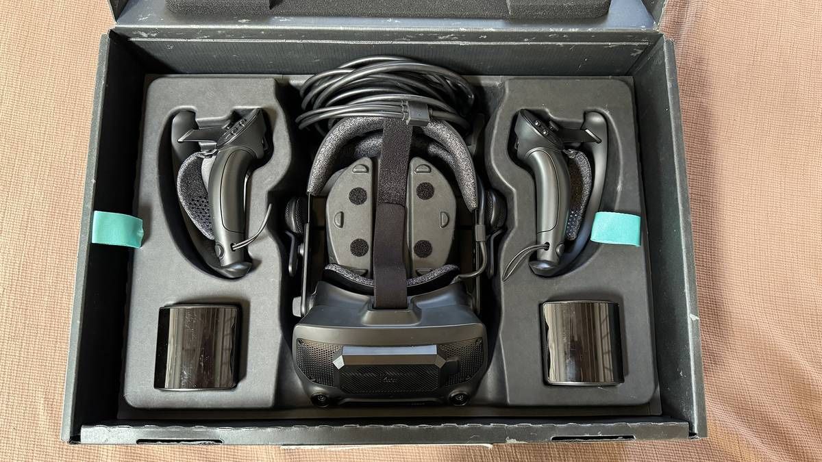 Valve Index + 2 Controllers & 2 Base Stations for Sale in Los Angeles
