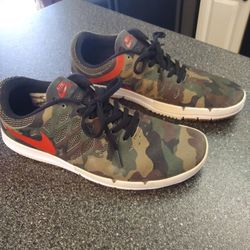 NIKE. SB. FREE  CAMO.  SIZE. 9.  IN VERY GOOD CONDITION 