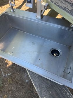 Kitchen Sink come with faucet