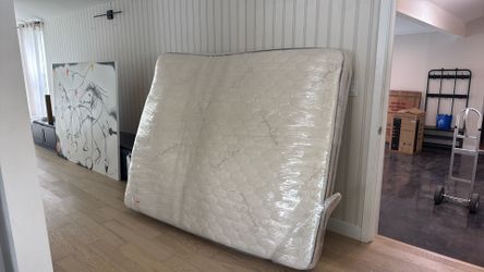 Spring firm Queen Mattress