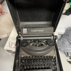 Vintage Underwood Noiseless 77 Portable Typewriter & Case