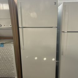GE Top And Bottom Refrigerator 