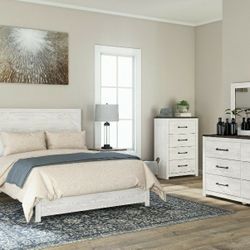 Gerridan-White/Gray-5Pc.-Dresser,Mirror,Chest, Queen Panel Bed
