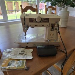 Singer Sewing Machine - Vintage 401A