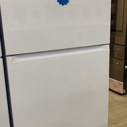 Samsung 21.1-cu ft Top-Freezer Refrigerator with Ice Maker (White) ENERGY STAR GEARS