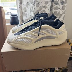 Yeezy 700v3 “Azael” size 11.5