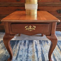 VINTAGE END / SIDE TABLE 