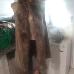 vest wwith fake fur trim new size L