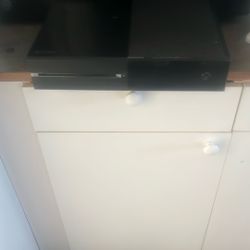 Selling Xbox For 100$ Hasn’t Been Used Still Works Delete The Accounts