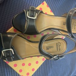 Like New! Women’s Clark’s Navy Blue Wedge Sandal 