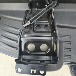 mounting bracket or a component for a jack Lexus 460gx 
