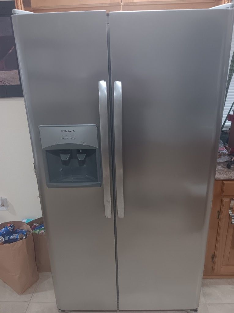 Refrigerador (Frigidaire Brand)