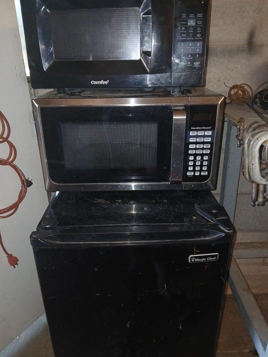 2 Microwaves For Sale 40 $For Bigger 25$ For the Smaller 1