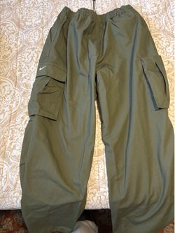 (M) Nike women’s cargo pants