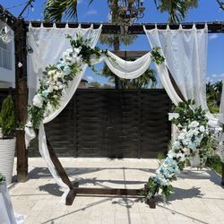 Wedding - Tables - Chairs - Flowers 