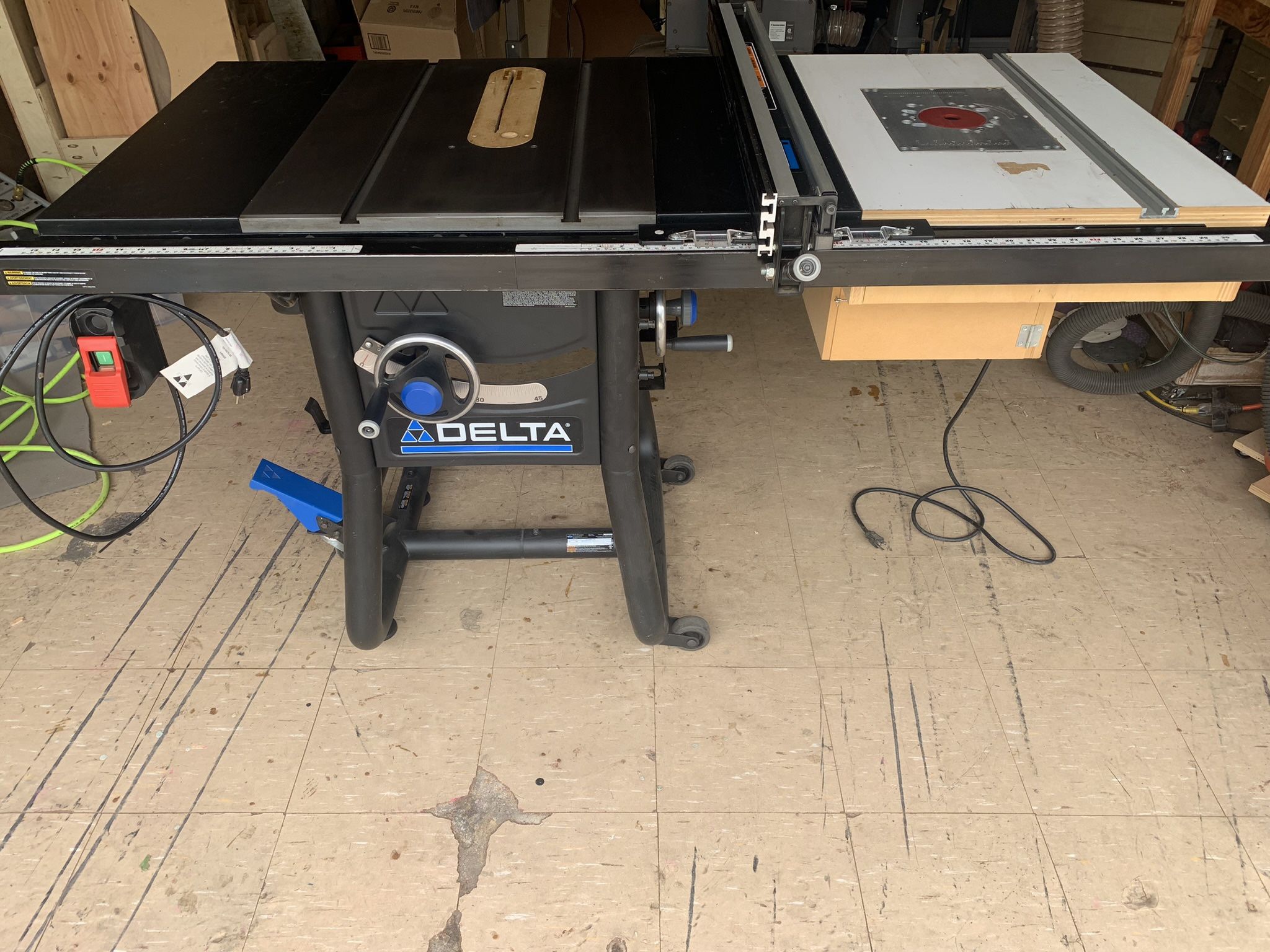 Delta 36-725T2 Table Saw With Router Extension Wing